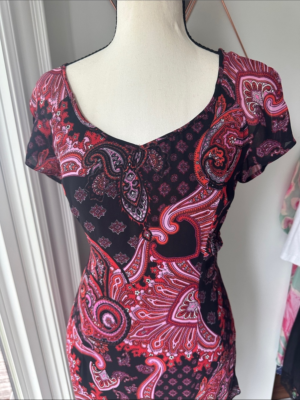 VINTAGE 90s Y2K V-Neck Black Pink Paisley Flutter-Sleeve Ruffle Hem Size 4 - Picture 3 of 15